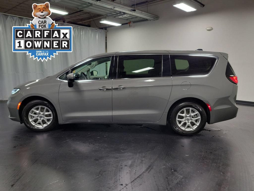 Used 2023 Chrysler Pacifica Touring-L FWD image 5