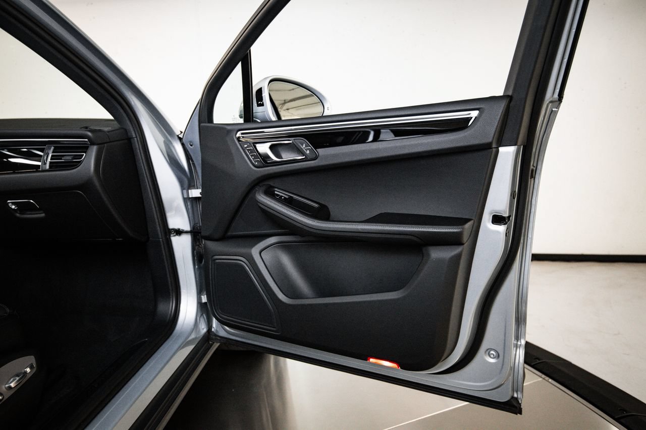 Certified 2023 Porsche Macan AWD/4WD image 27