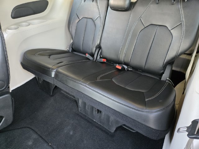 Used 2024 Chrysler Pacifica Touring-L FWD image 32