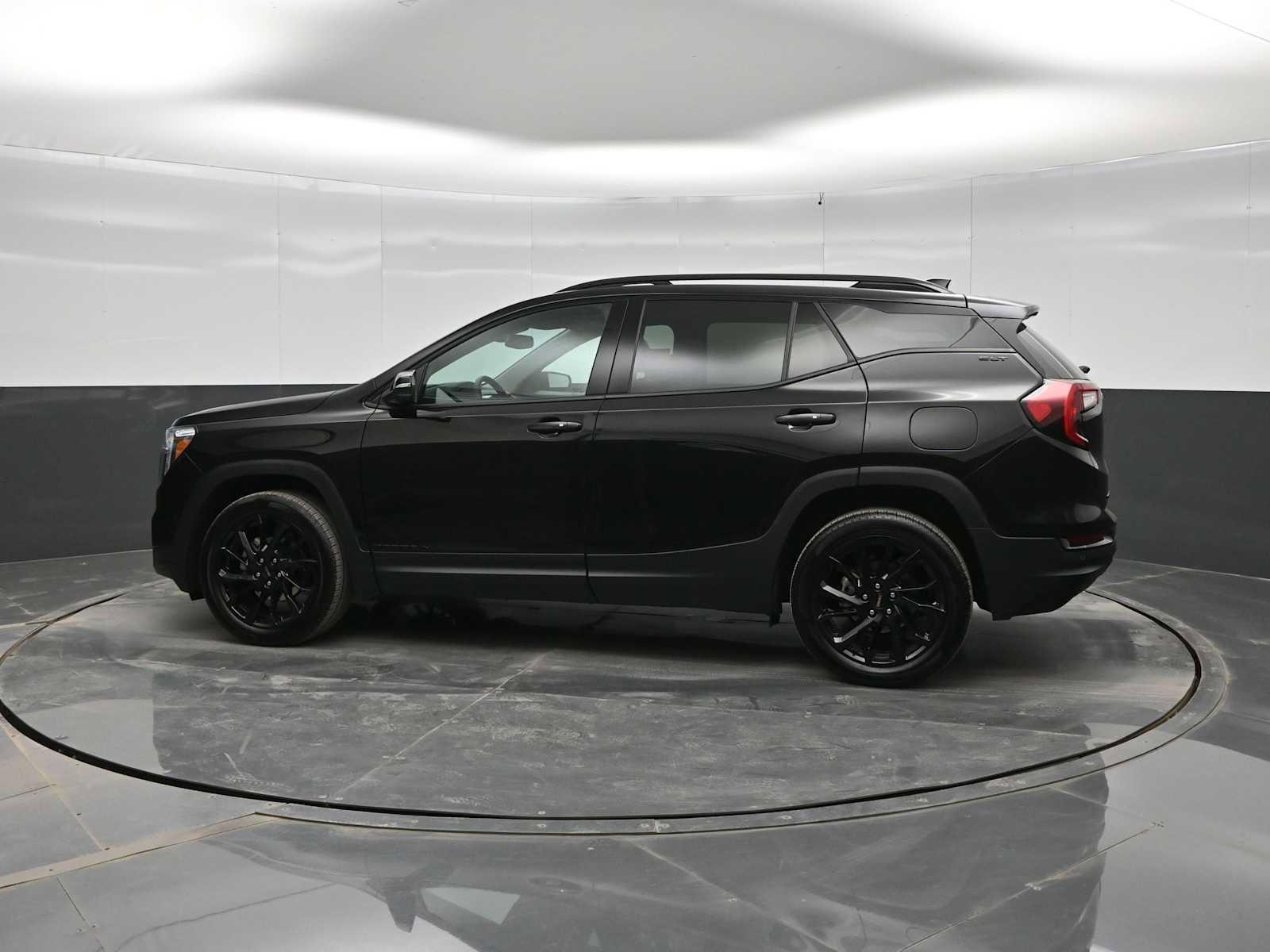 Used 2024 GMC Terrain SLT w/ Tech Package AWD/4WD image 5