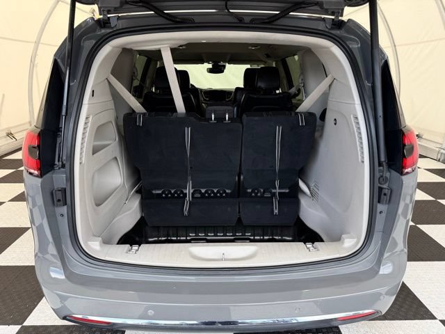 Used 2022 Chrysler Pacifica Touring-L FWD image 4