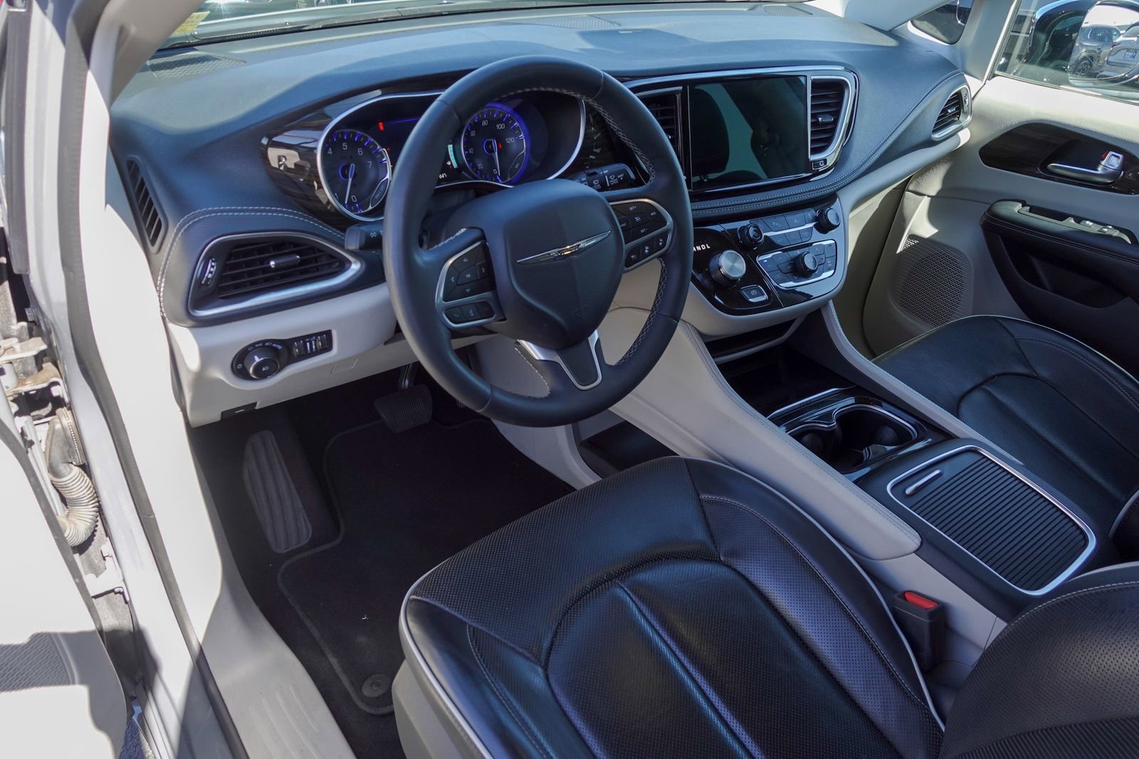 Used 2023 Chrysler Pacifica Limited FWD image 9