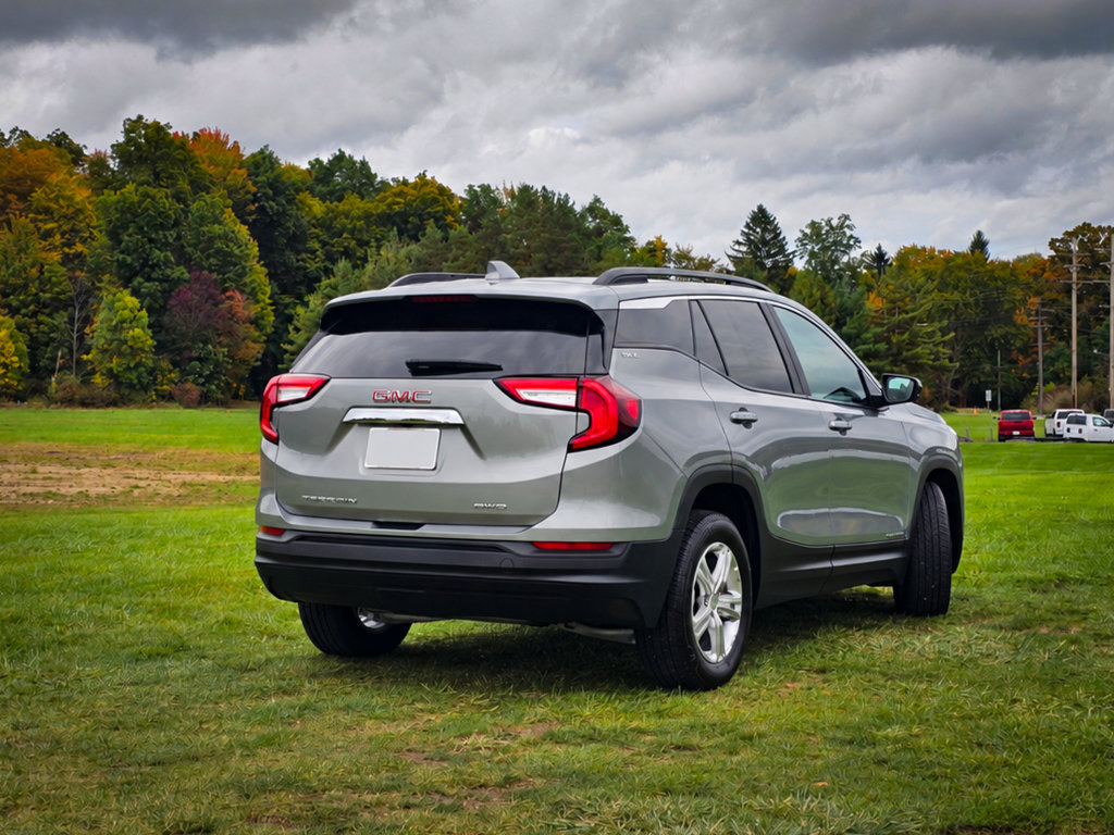 Used 2024 GMC Terrain SLE w/ Driver Convenience Package AWD/4WD image 4