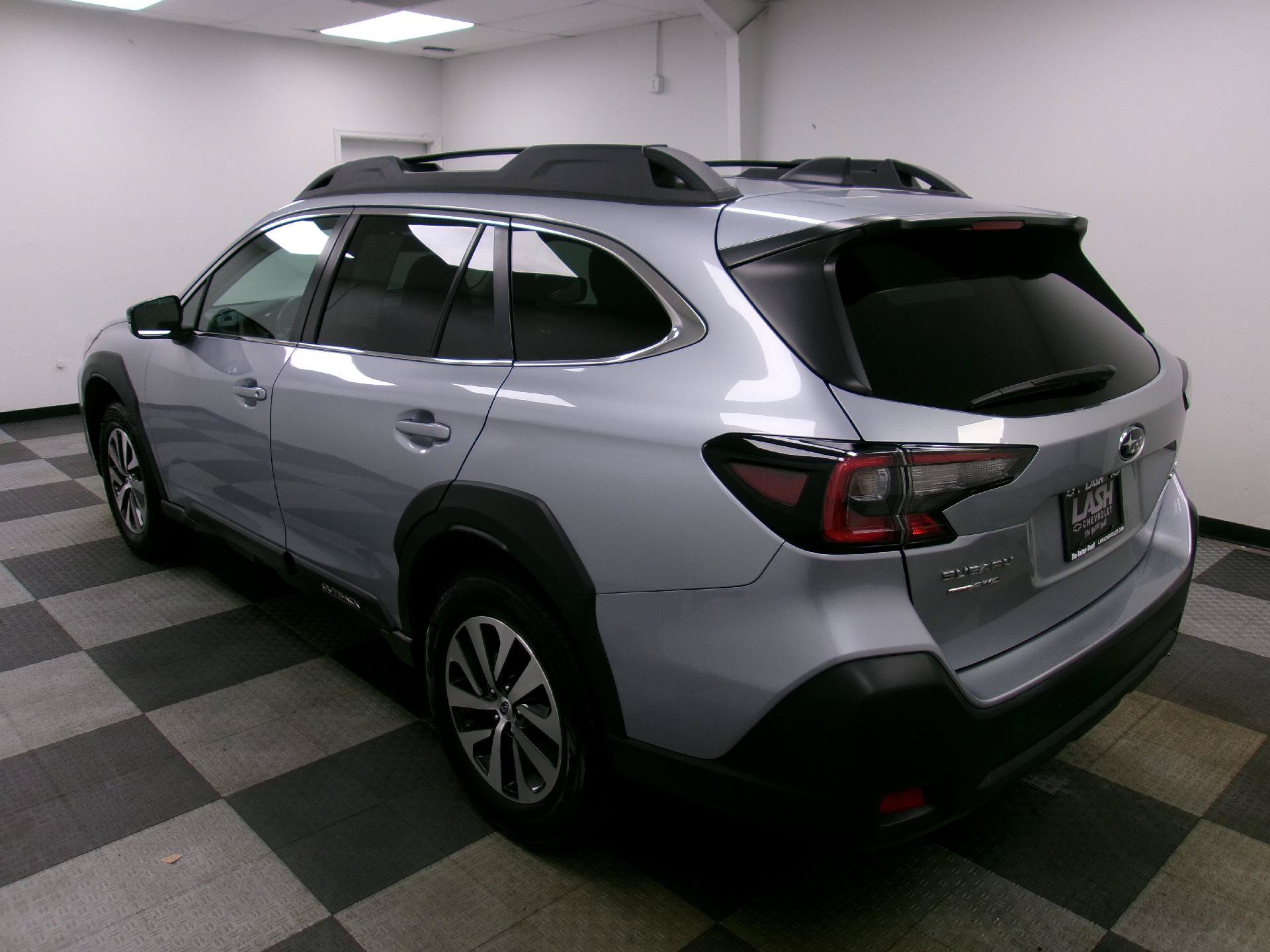 Used 2023 Subaru Outback Premium AWD/4WD image 2