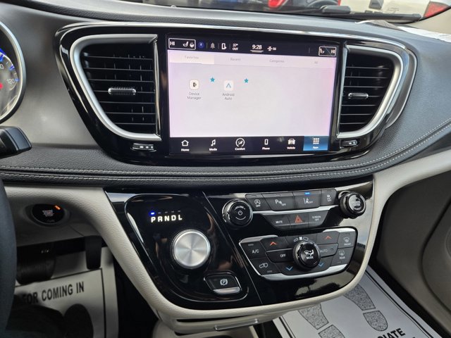 Used 2022 Chrysler Pacifica Touring-L image 8