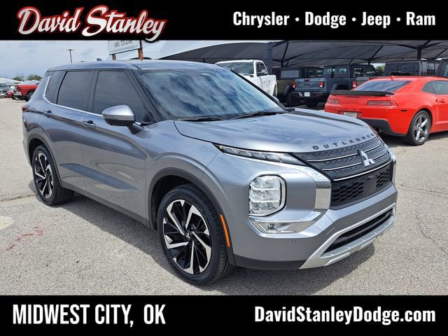 Used 2024 Mitsubishi Outlander SE image 1