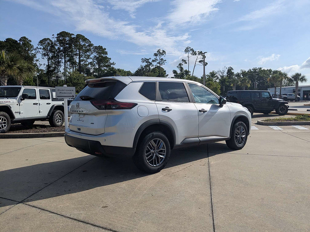 Used 2024 Nissan Rogue S AWD/4WD image 3