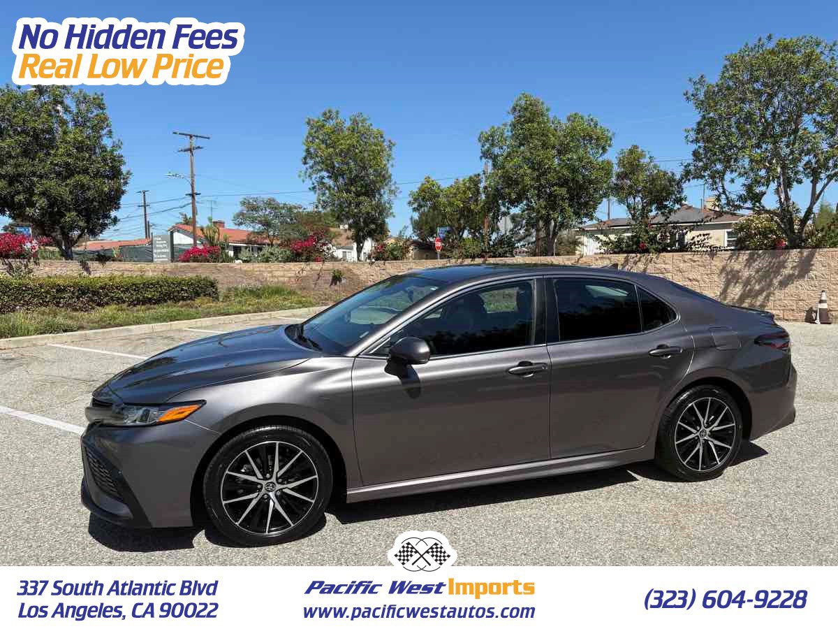 Used 2024 Toyota Camry SE image 1