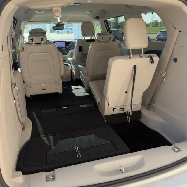 Used 2021 Chrysler Pacifica Touring-L w/ Uconnect Theater Family Group FWD image 14