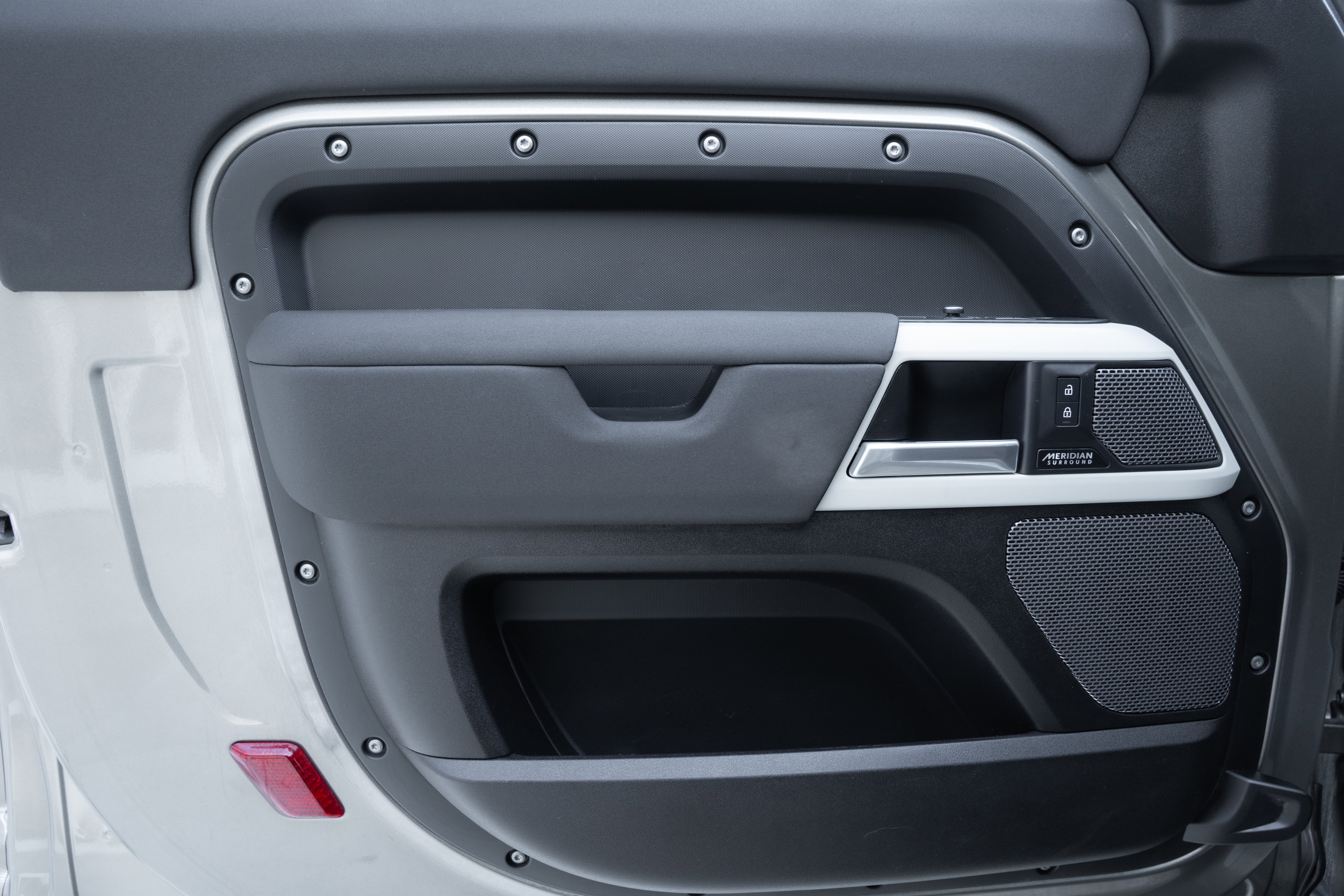 Used 2023 Land Rover Defender 90 X-Dynamic SE image 18