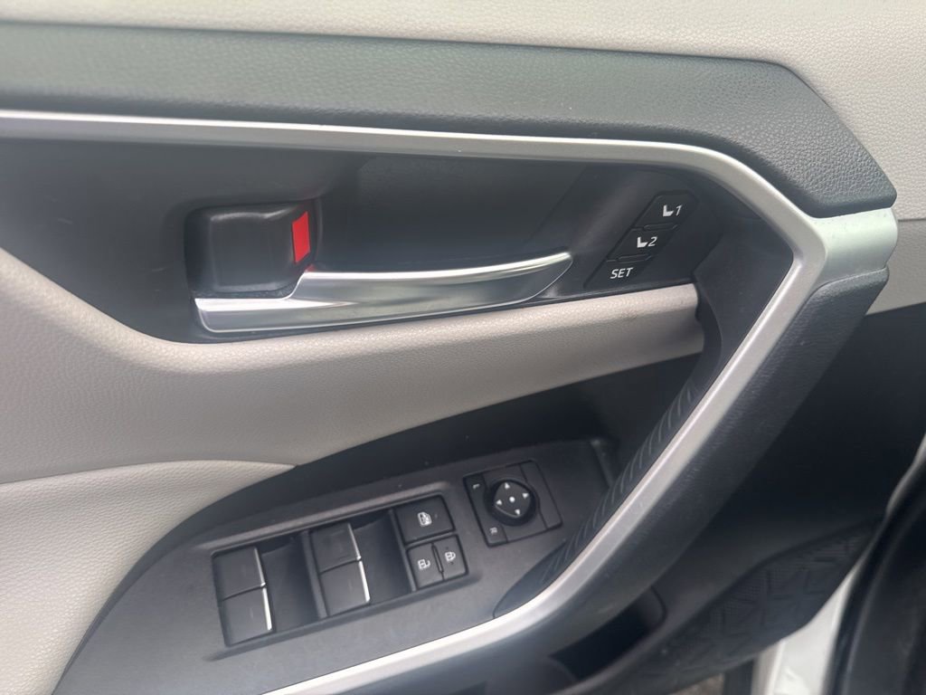 Used 2022 Toyota RAV4 XLE Premium image 12