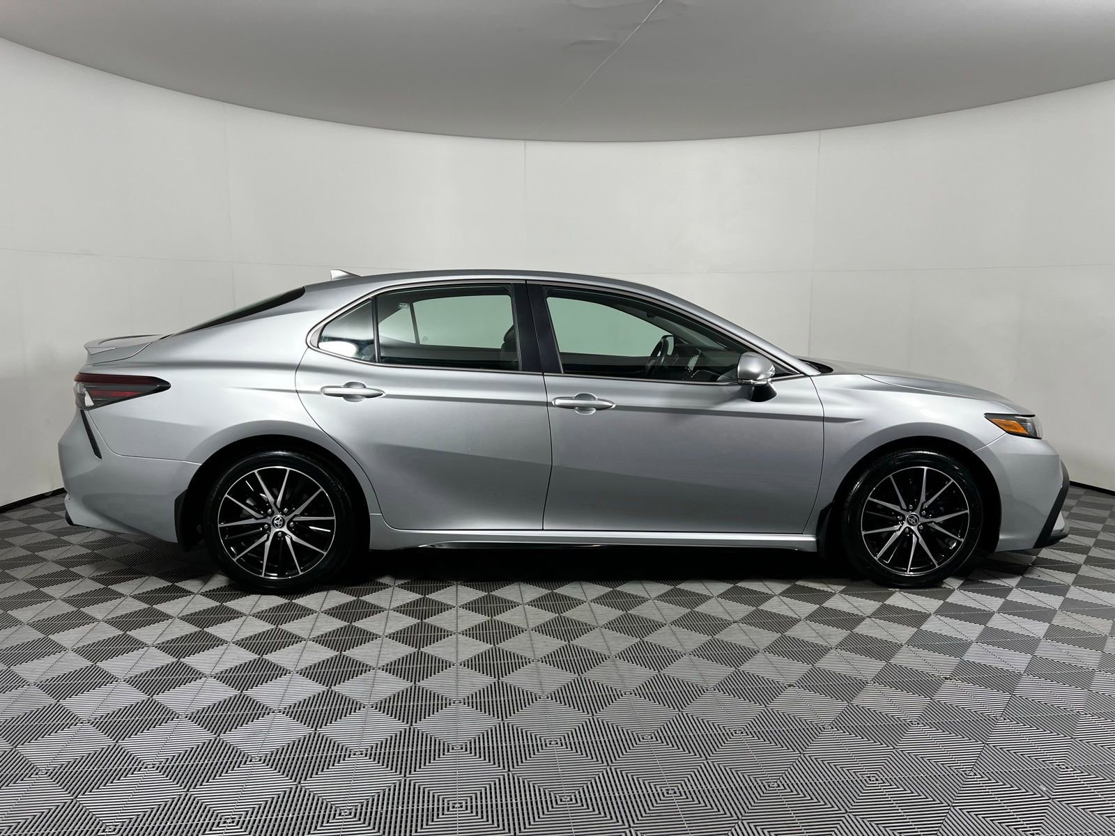 Used 2024 Toyota Camry SE image 4