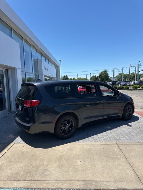 Used 2019 Chrysler Pacifica Touring Plus w/ S Appearance Package FWD image 8