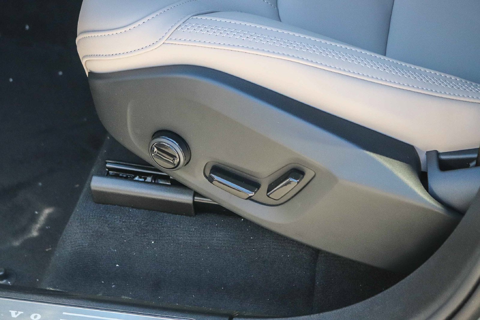 New 2027 Volvo XC90 B6 Plus AWD/4WD image 21