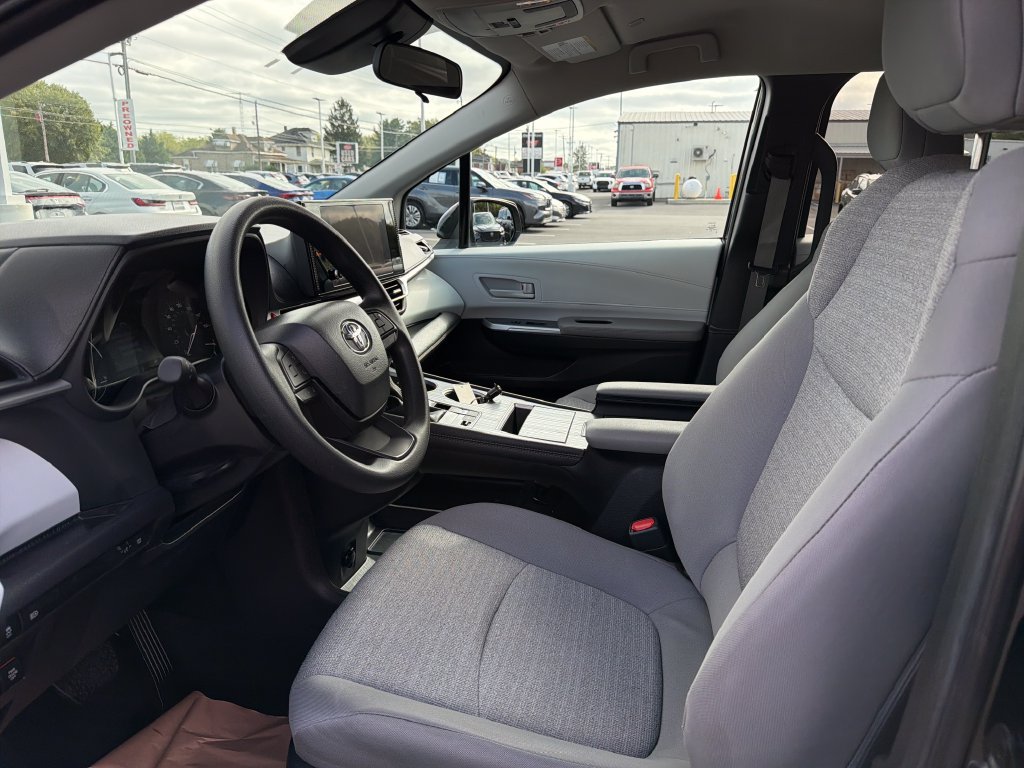 Used 2025 Toyota Sienna LE FWD image 10