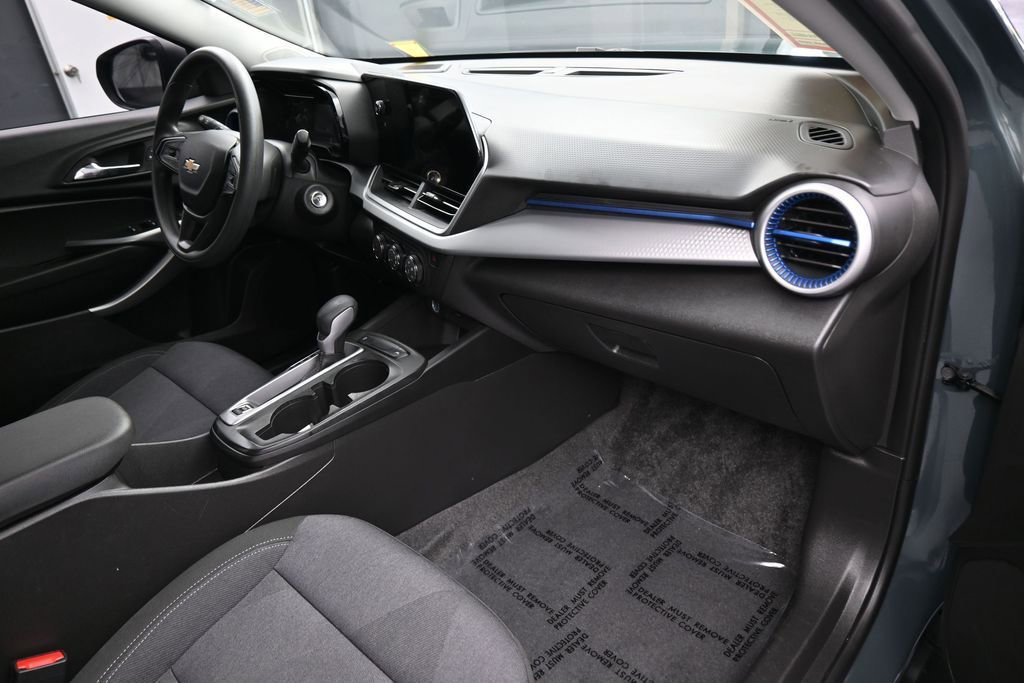 Used 2025 Chevrolet Trax LS FWD image 42