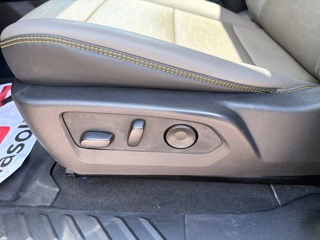 Used 2025 Chevrolet Colorado ZR2 w/ Technology Package AWD/4WD image 18