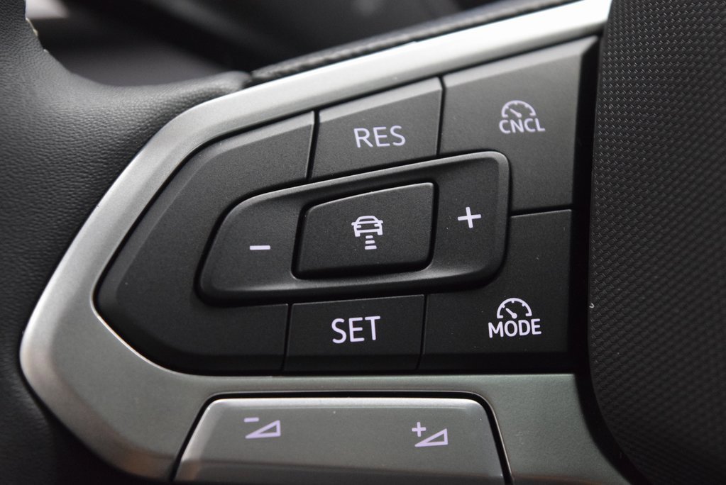 New 2025 Volkswagen Tiguan SE image 14