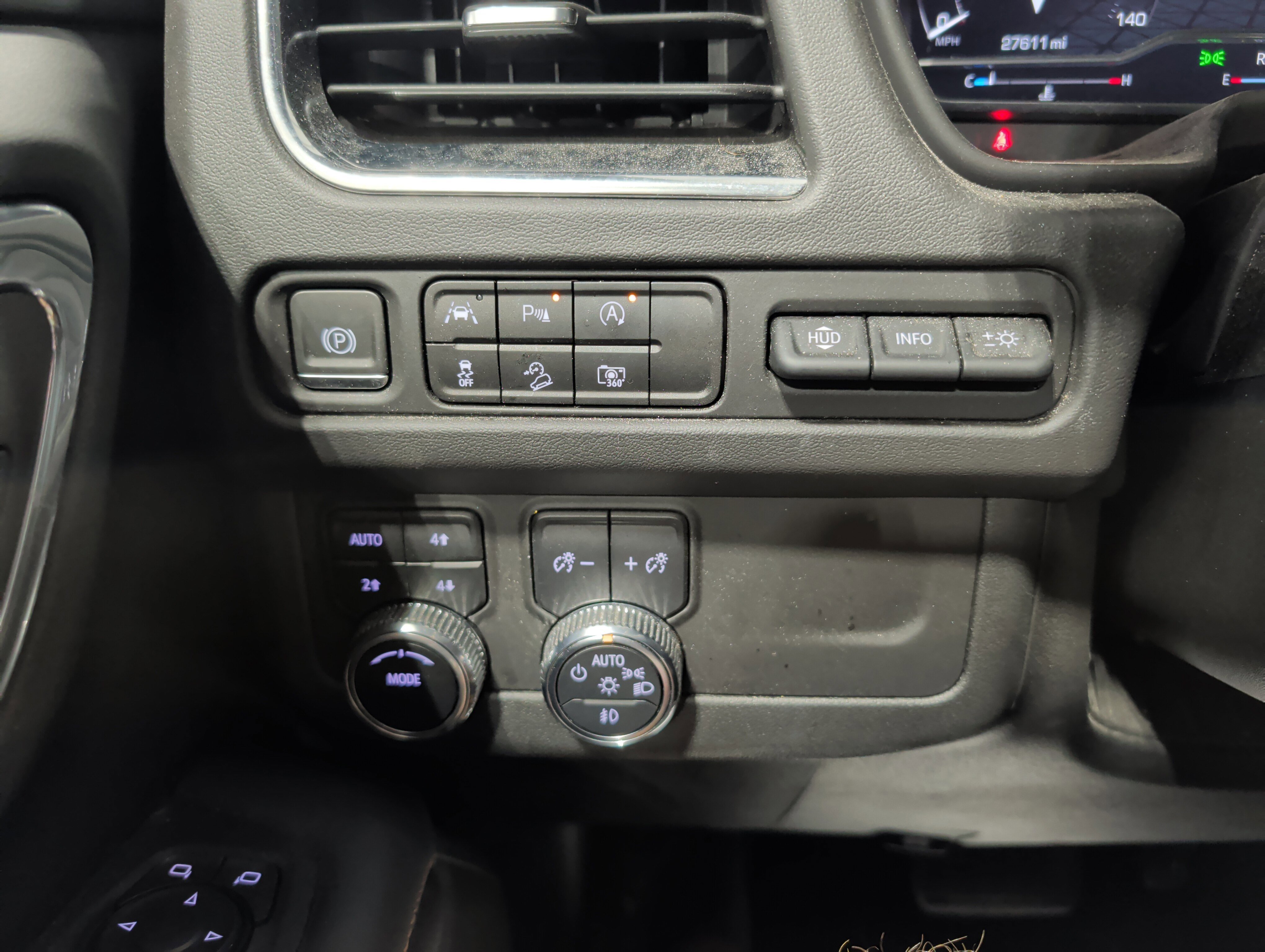 Used 2023 GMC Yukon XL AT4 w/ Technology Package image 11