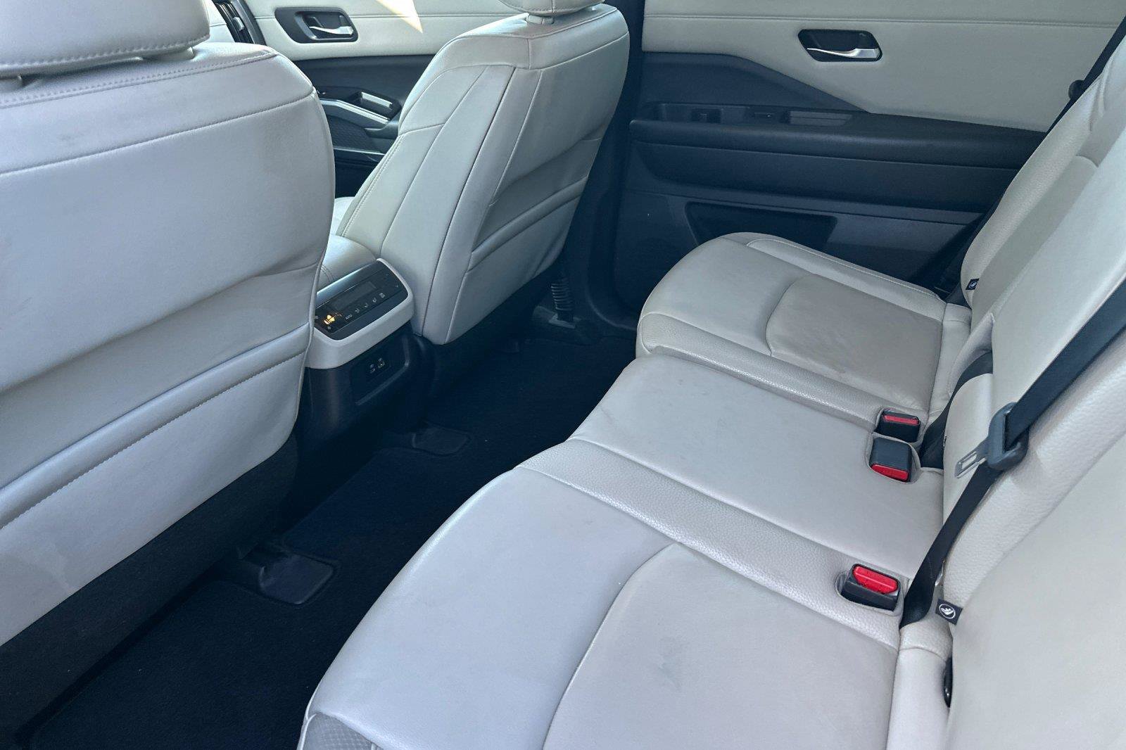 Used 2022 Nissan Pathfinder SL AWD/4WD image 11