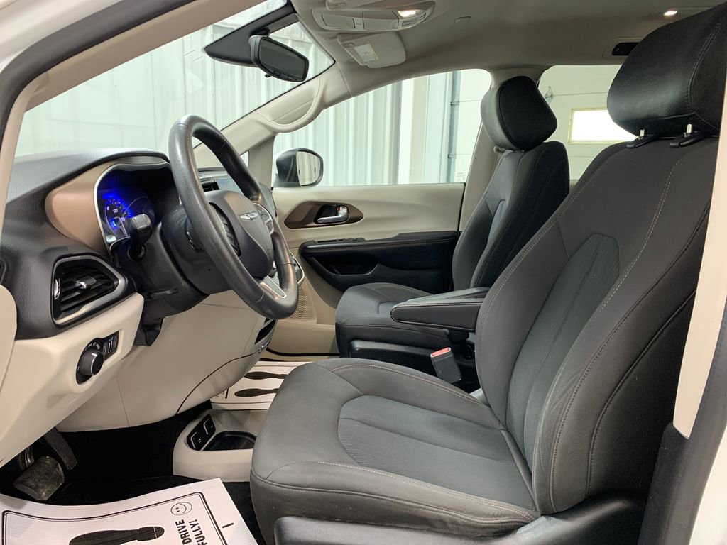 Used 2017 Chrysler Pacifica Touring image 16