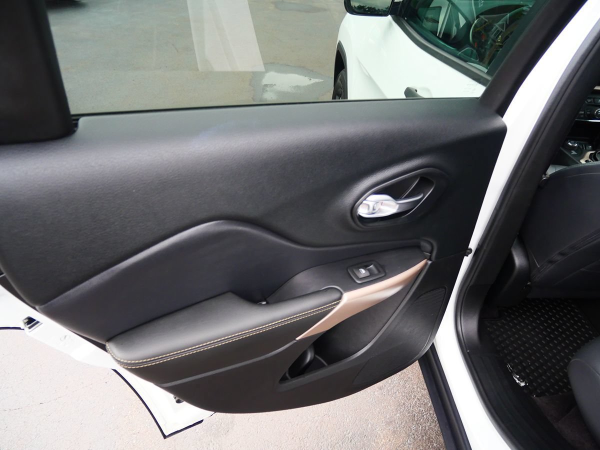 Used 2017 Jeep Cherokee Sport AWD/4WD image 17