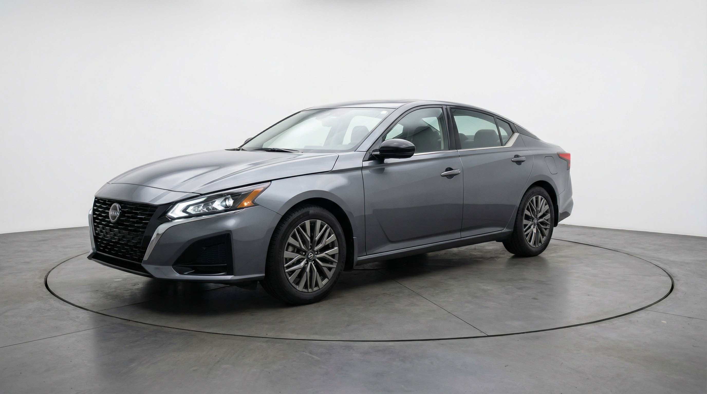 Used 2025 Nissan Altima 2.5 SV FWD image 3