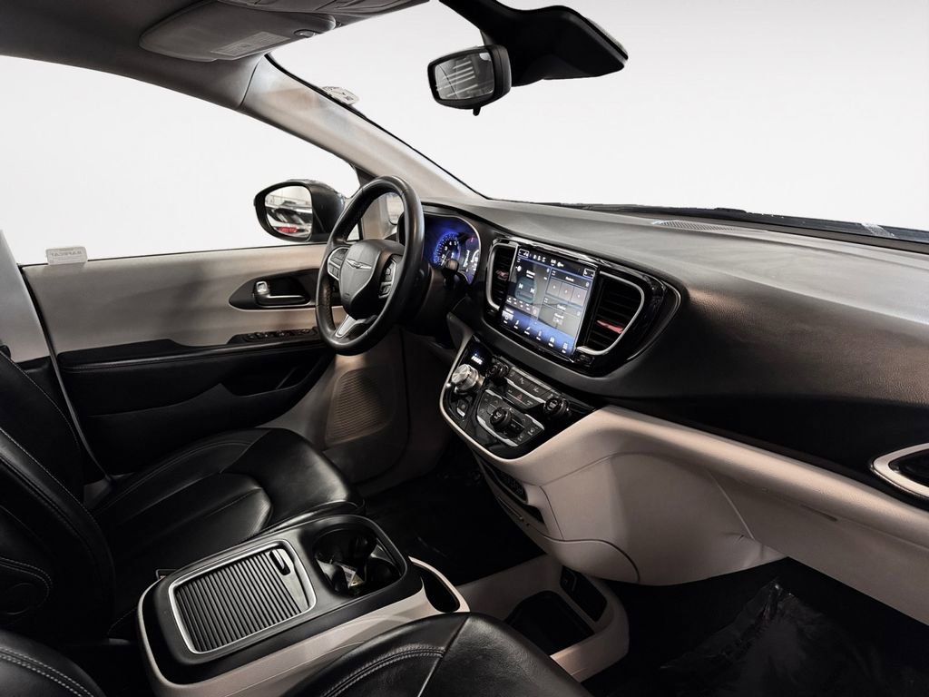 Used 2023 Chrysler Pacifica Touring-L image 9