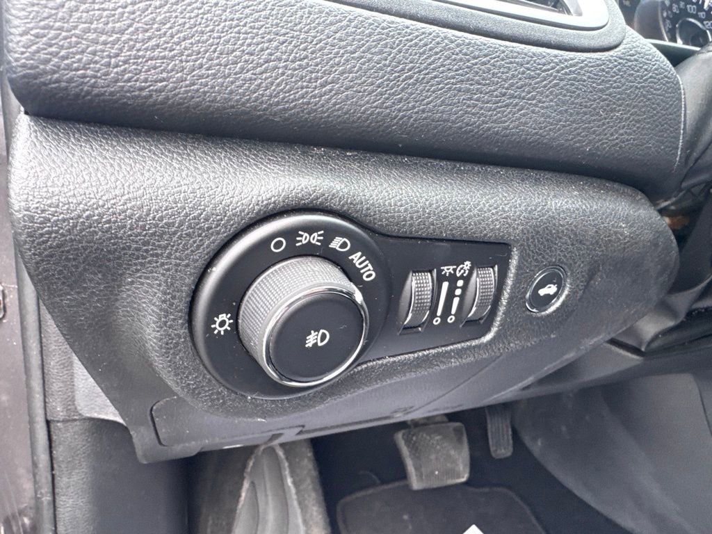 Used 2015 Chrysler 200 C w/ Navigation & Sound Group I image 14