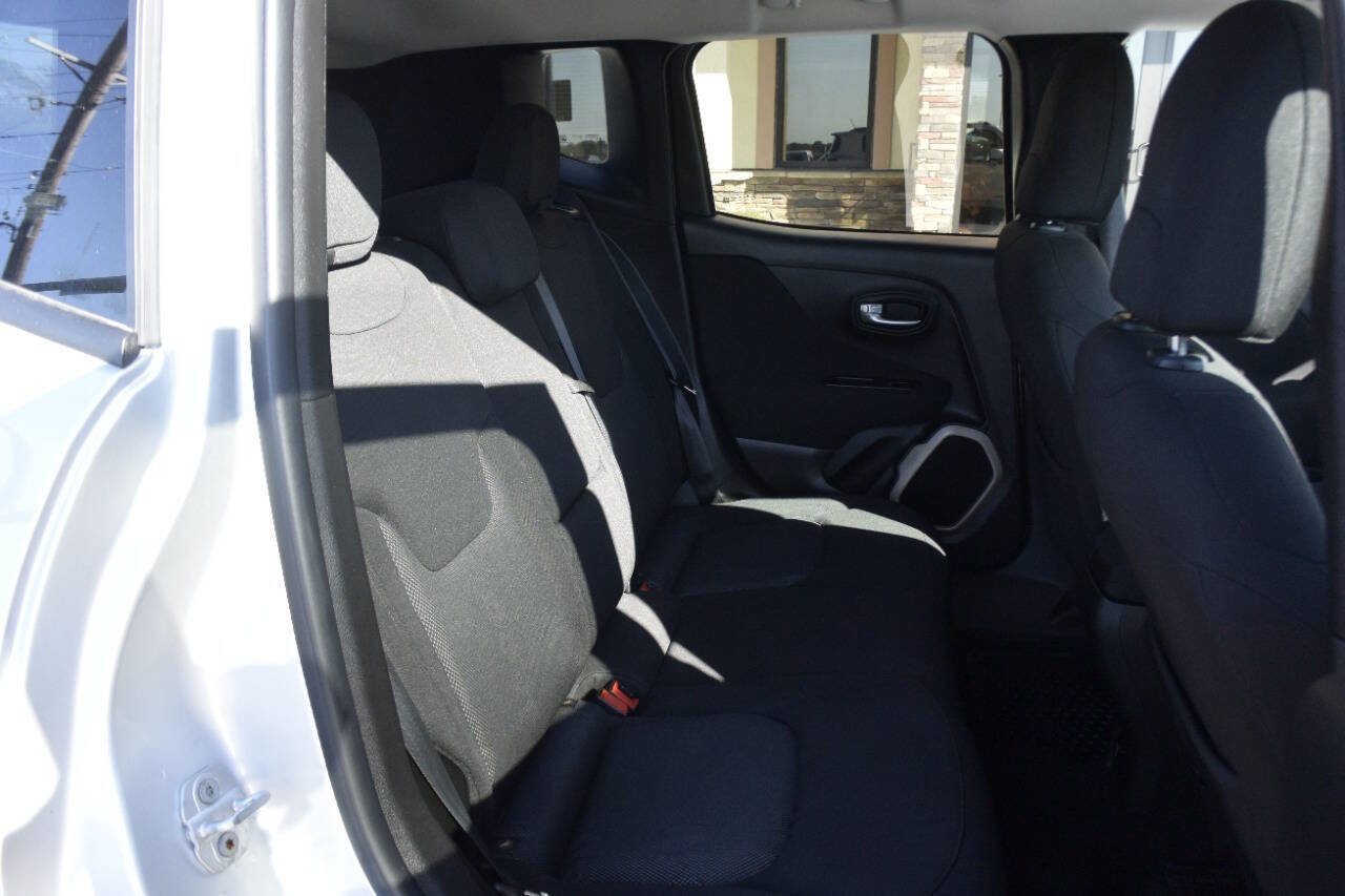 Used 2017 Jeep Renegade Latitude w/ Popular Equipment Group image 29