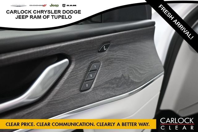 Used 2023 Jeep Grand Cherokee Overland w/ Luxury Tech Group IV AWD/4WD image 16