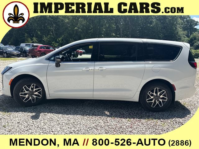 New 2027 Chrysler Pacifica Limited w/ Family Tech Group AWD/4WD image 6