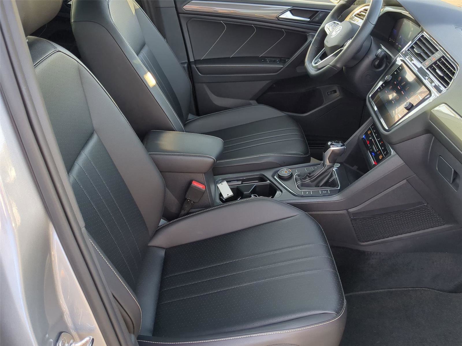 Used 2022 Volkswagen Tiguan SE R-Line image 17