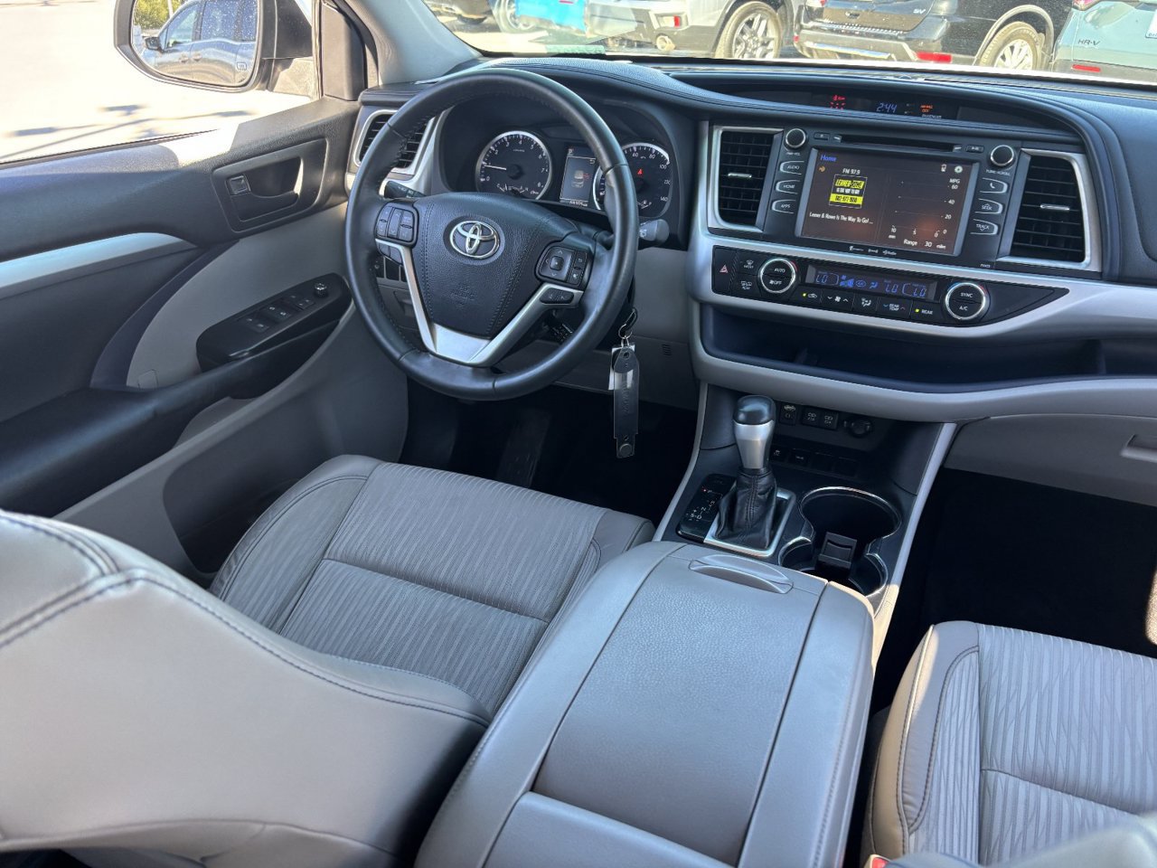 Used 2017 Toyota Highlander Plus w/ Carpet Mat Package FWD image 12