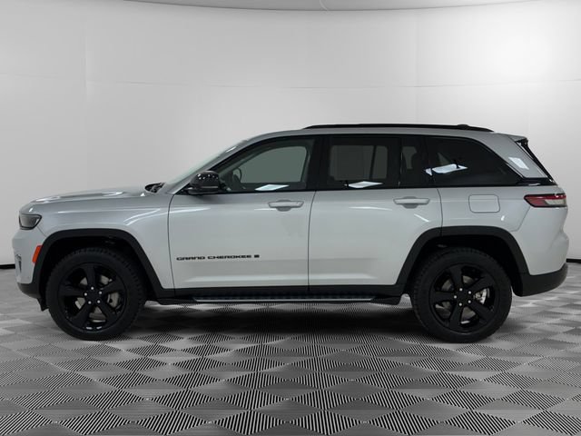 Used 2023 Jeep Grand Cherokee Limited w/ Luxury Tech Group II AWD/4WD image 2