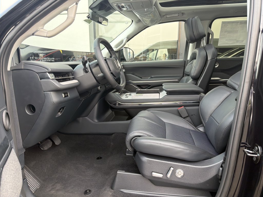 New 2027 Lincoln Navigator Reserve AWD/4WD image 4
