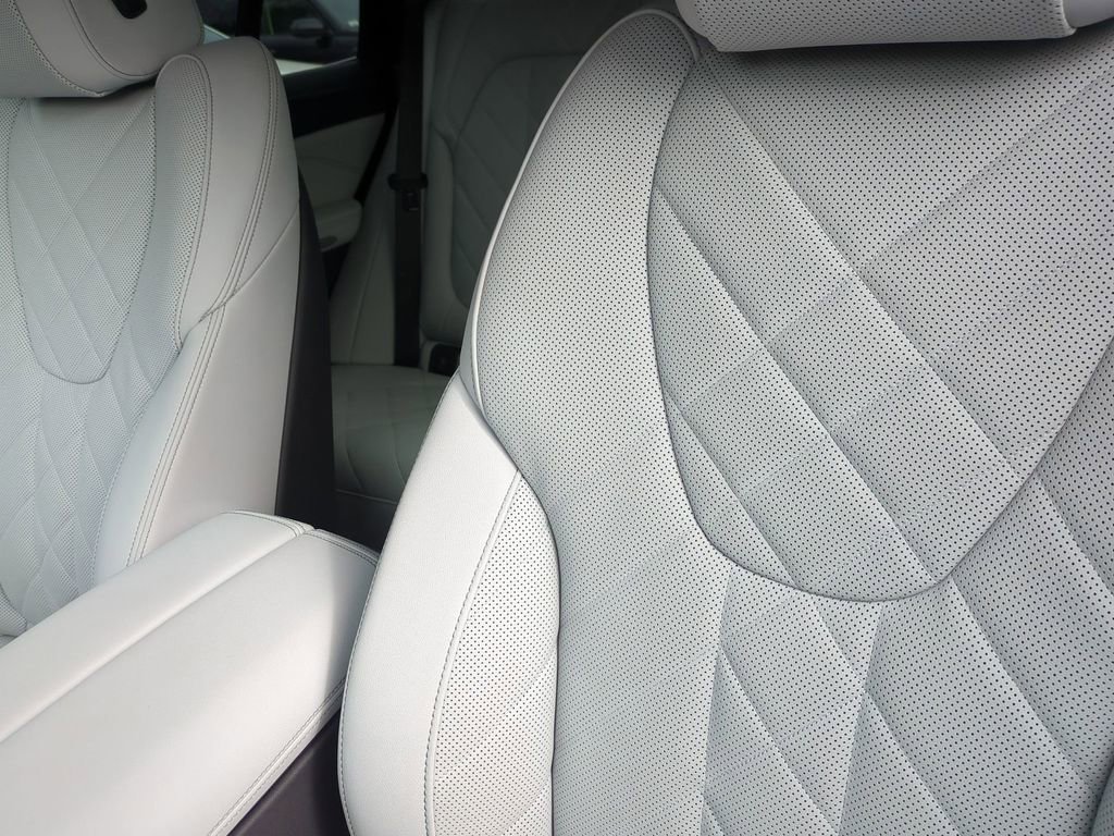 Used 2025 BMW X5 xDrive50e w/ Premium Package image 17