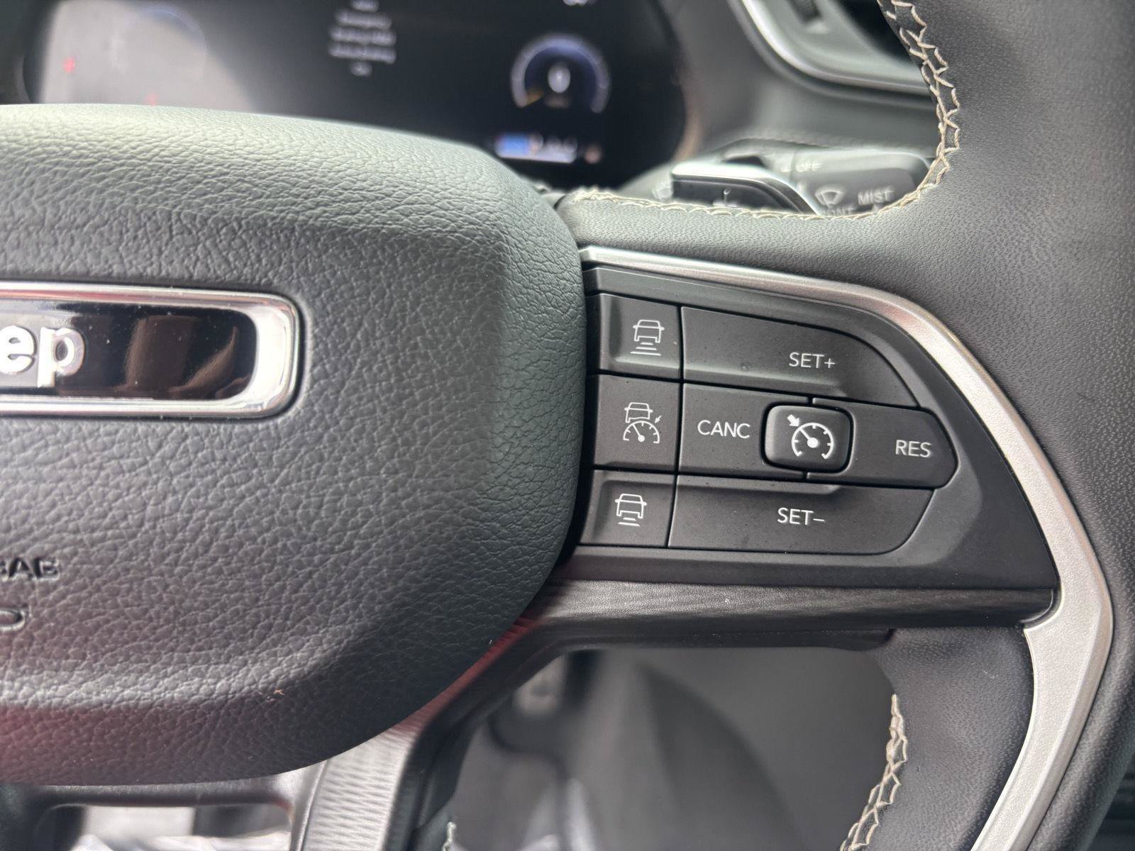 Used 2024 Jeep Grand Cherokee Altitude AWD/4WD image 12