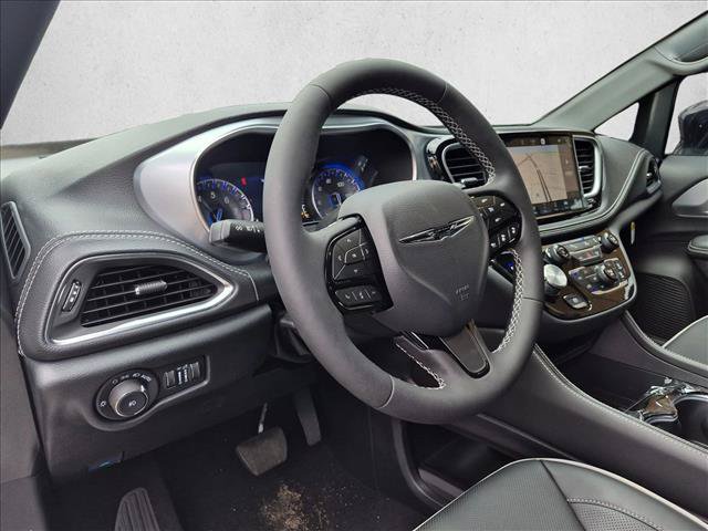 New 2026 Chrysler Pacifica Limited w/ S Appearance Package AWD/4WD image 3
