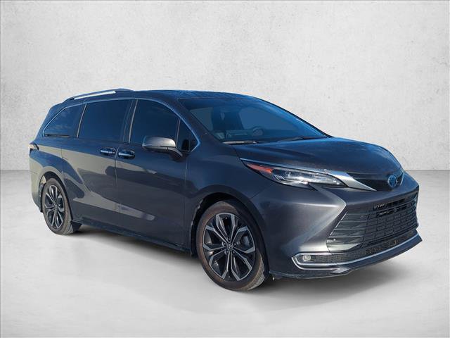 Used 2025 Toyota Sienna Platinum FWD image 3