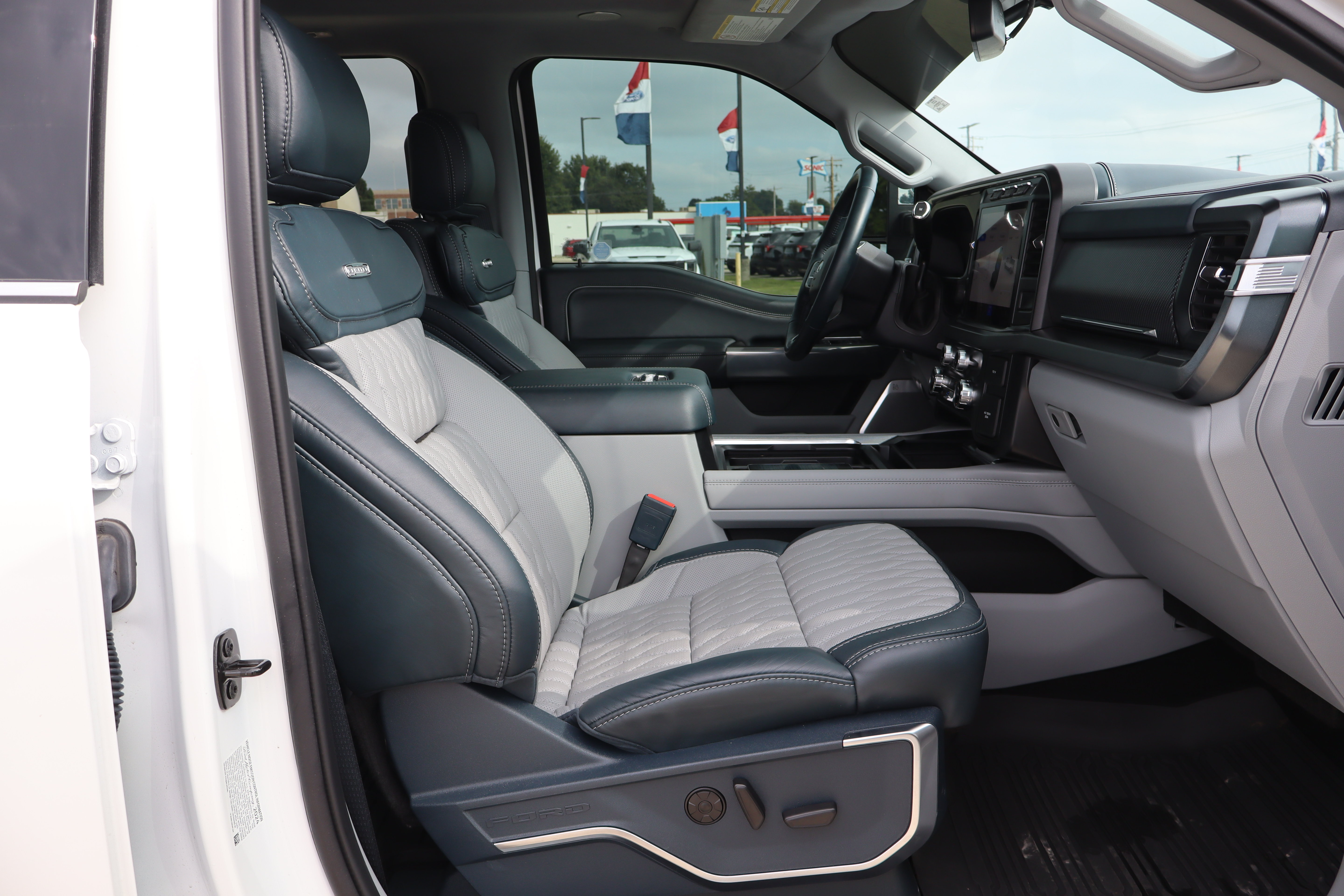 Used 2024 Ford F350 Limited w/ FX4 Off-Road Package AWD/4WD image 12