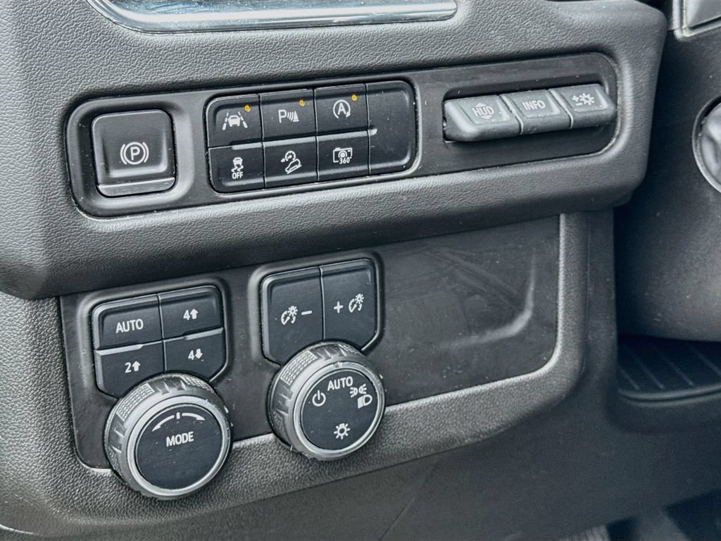 Used 2023 Chevrolet Suburban Premier AWD/4WD image 10
