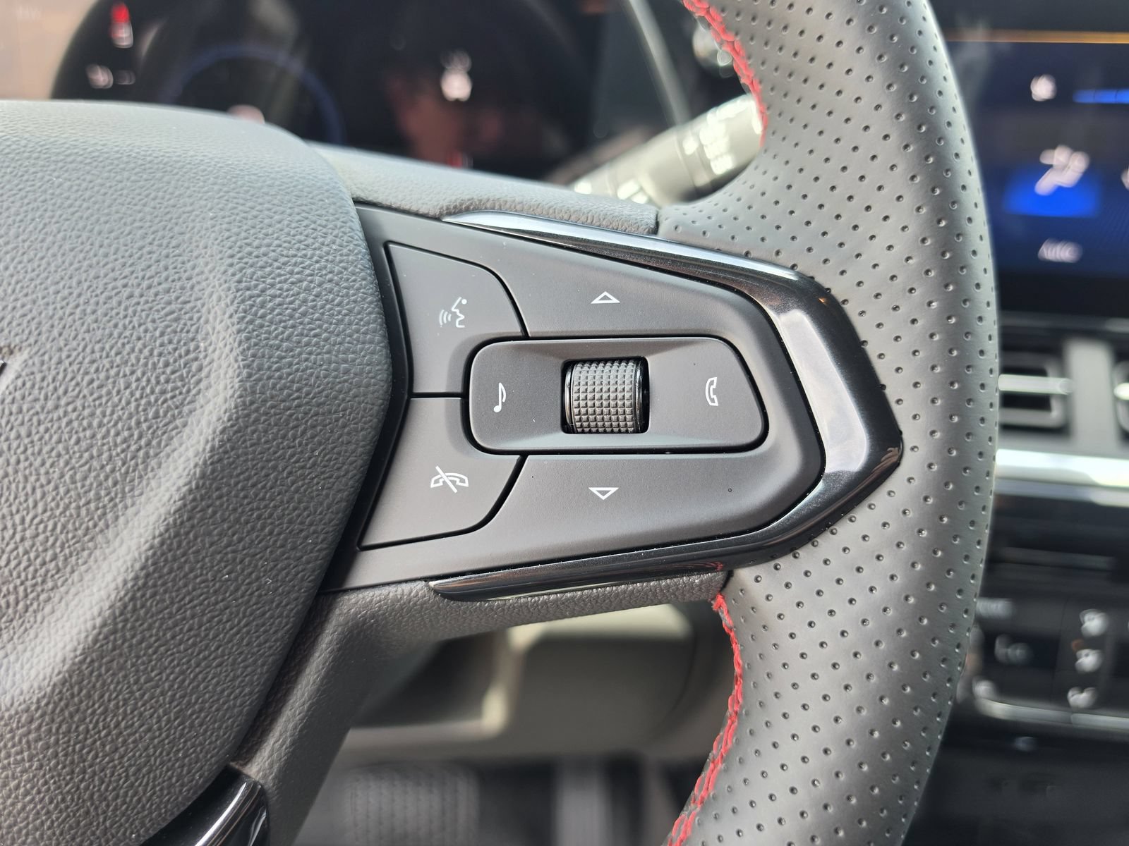 Used 2025 Chevrolet Trax RS w/ Sunroof Package FWD image 24