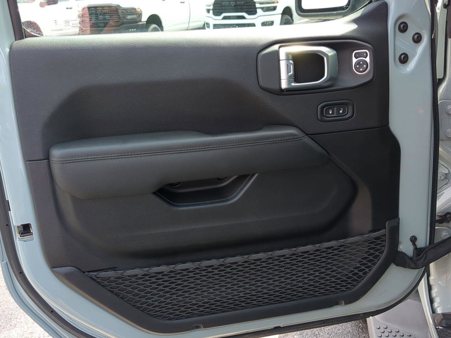 Used 2023 Jeep Wrangler Unlimited Sahara AWD/4WD image 9