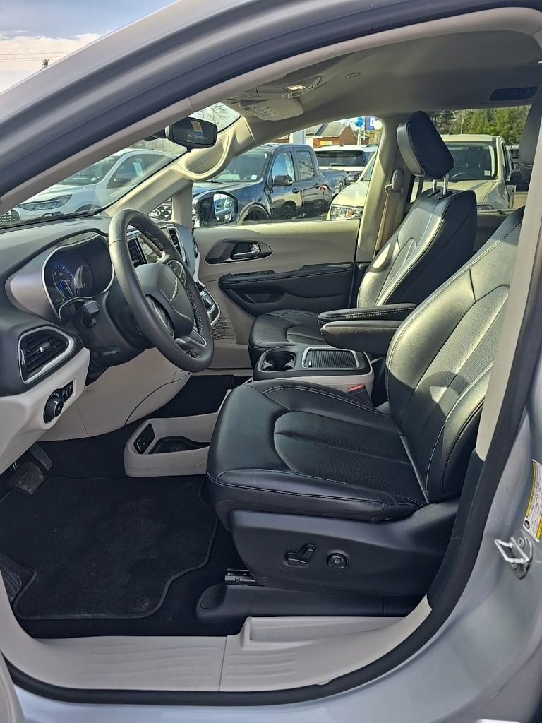 Used 2024 Chrysler Pacifica Touring-L image 13