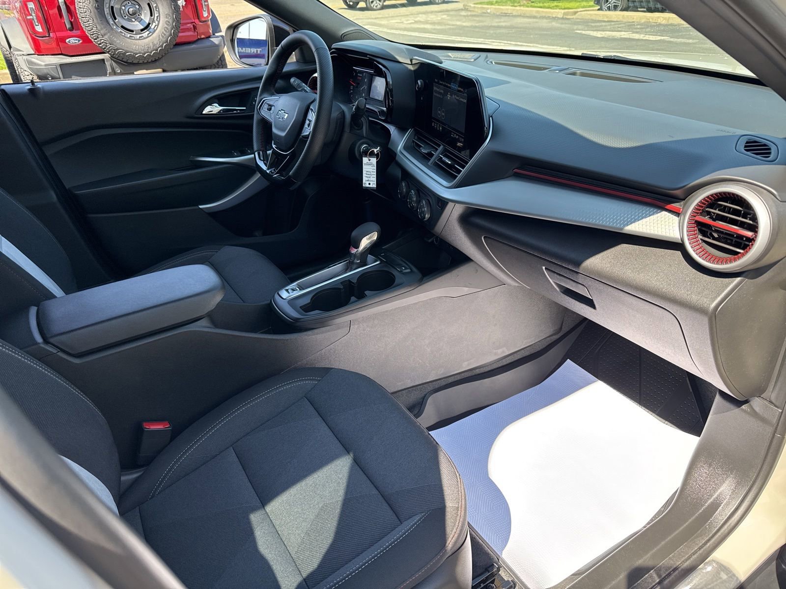 Used 2026 Chevrolet Trax RS FWD image 36