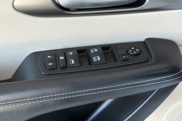 Used 2024 Chrysler Pacifica Limited FWD image 12
