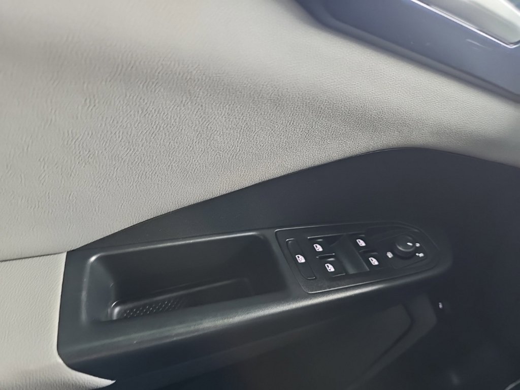 Used 2023 Volkswagen Taos SE w/ Panoramic Sunroof Package FWD image 19
