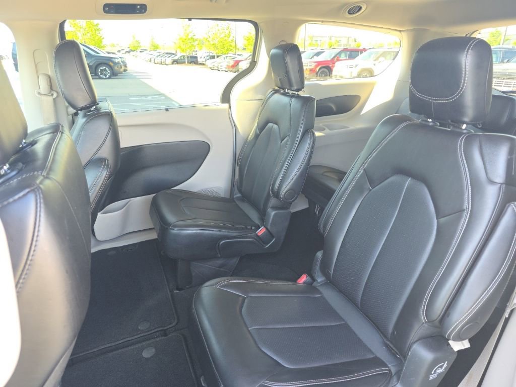 Used 2024 Chrysler Pacifica Touring-L FWD image 19