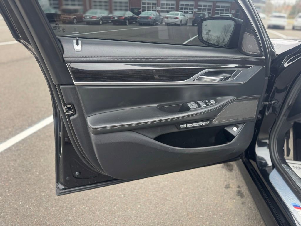 Used 2018 BMW 750i xDrive image 37